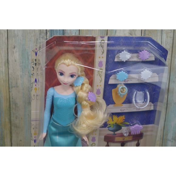Disney Frozen Getting Ready Elsa Doll Playset - Picture 2 of 3